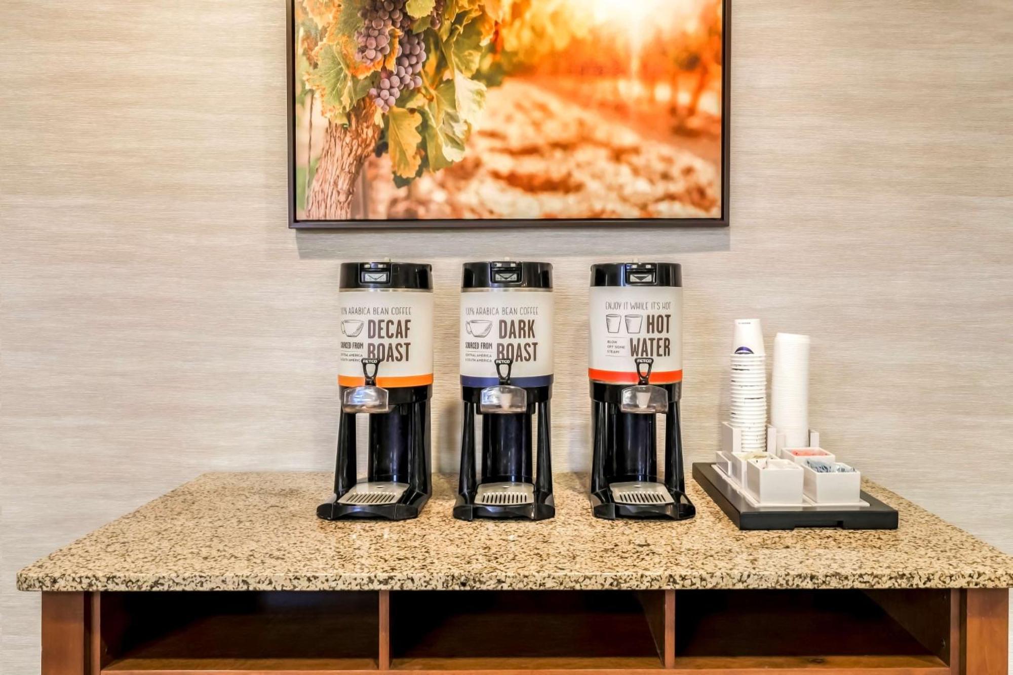 Hampton Inn & Suites Windsor-Sonoma Wine Country Екстер'єр фото