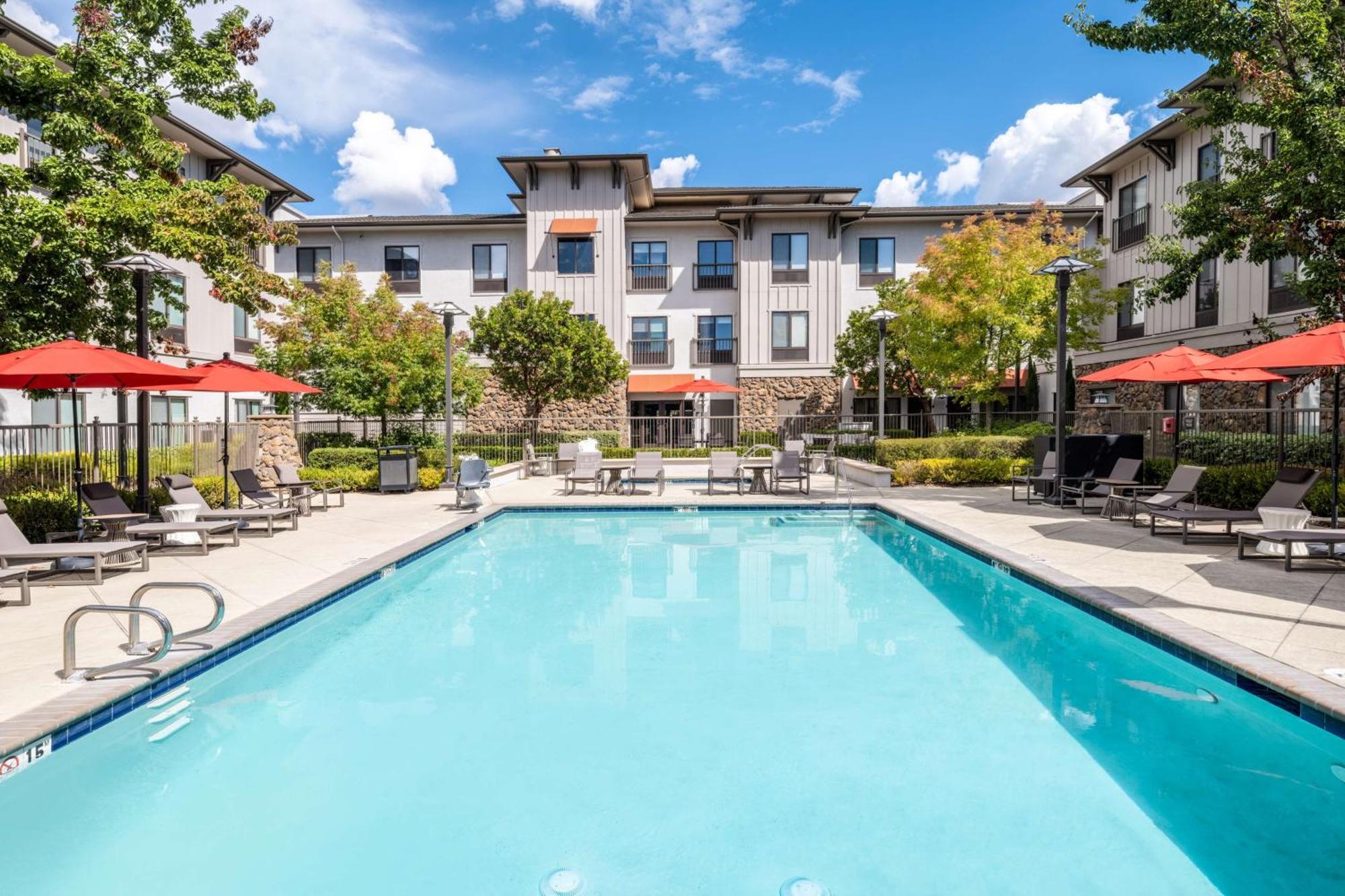 Hampton Inn & Suites Windsor-Sonoma Wine Country Екстер'єр фото