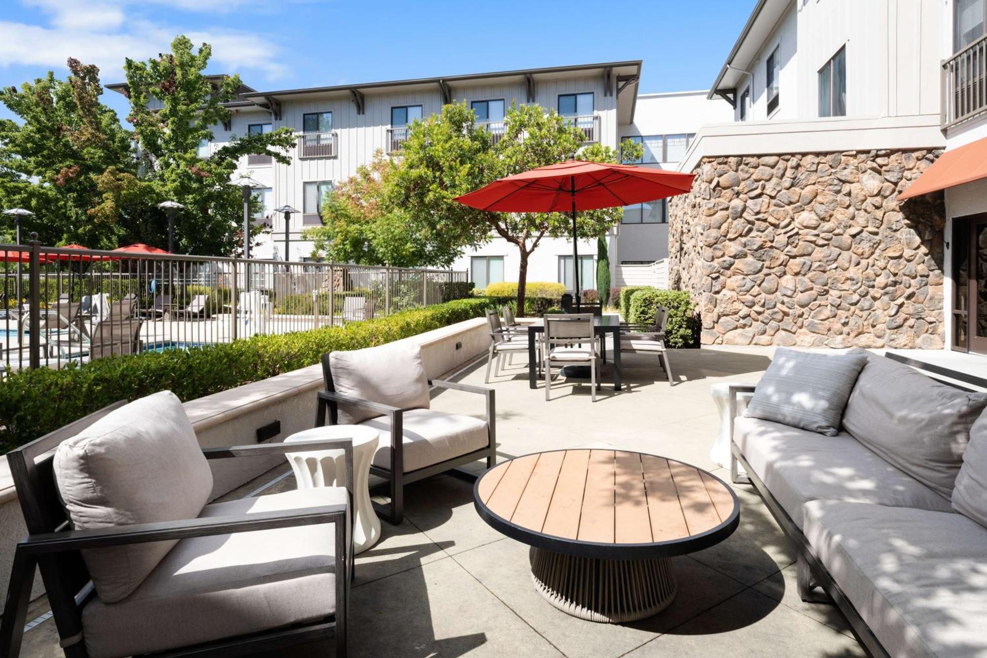 Hampton Inn & Suites Windsor-Sonoma Wine Country Екстер'єр фото