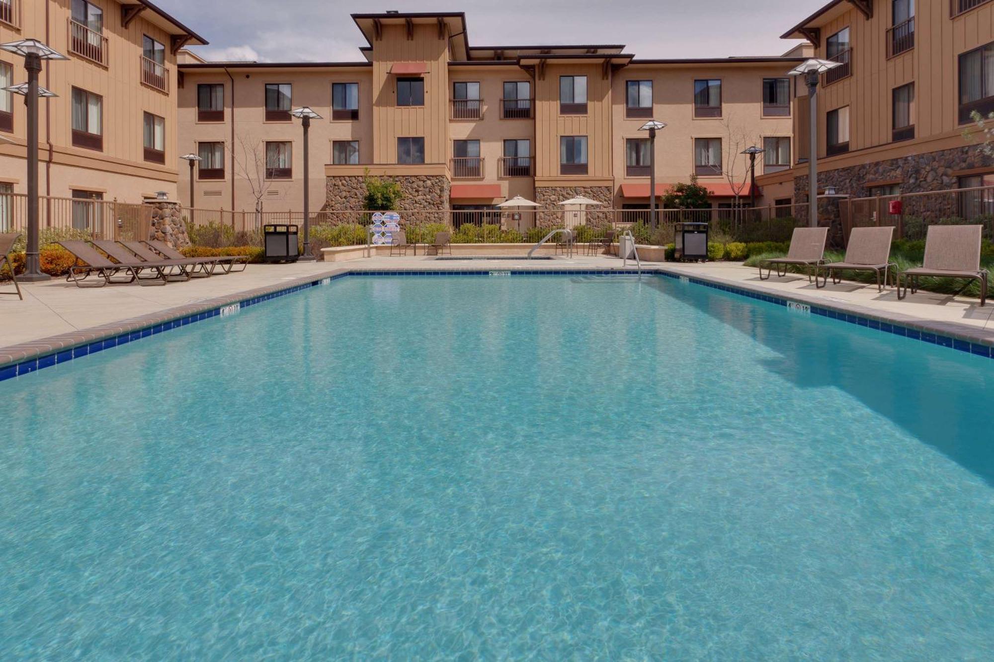 Hampton Inn & Suites Windsor-Sonoma Wine Country Екстер'єр фото