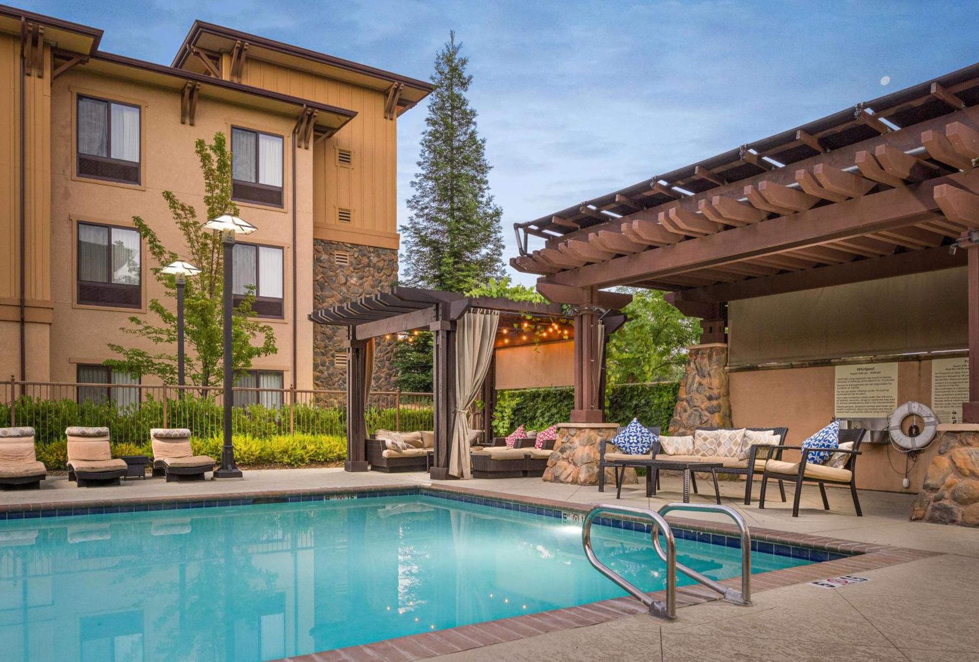 Hampton Inn & Suites Windsor-Sonoma Wine Country Екстер'єр фото