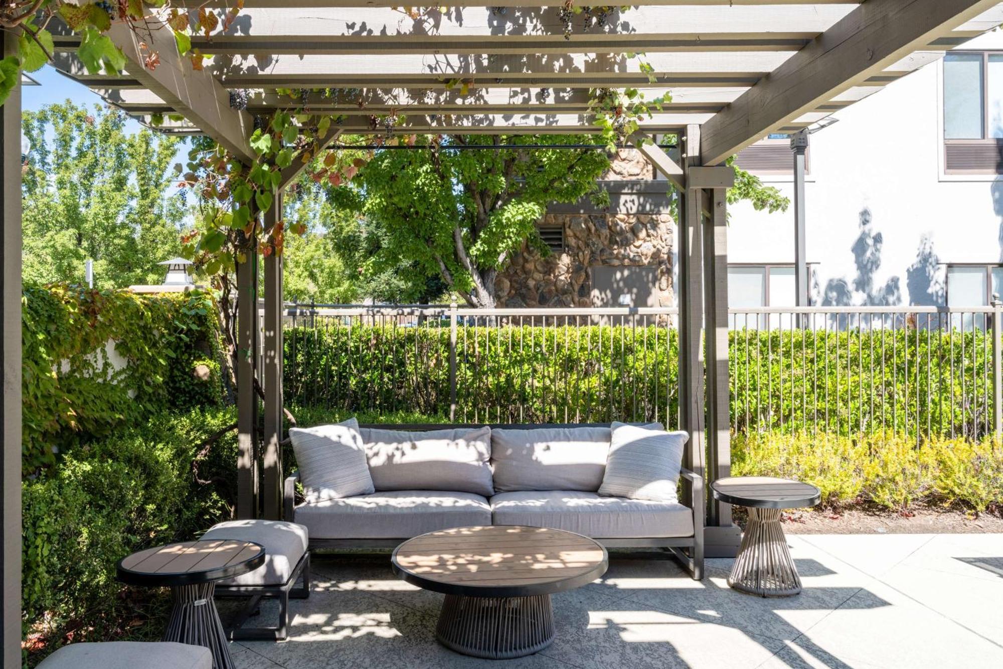 Hampton Inn & Suites Windsor-Sonoma Wine Country Екстер'єр фото