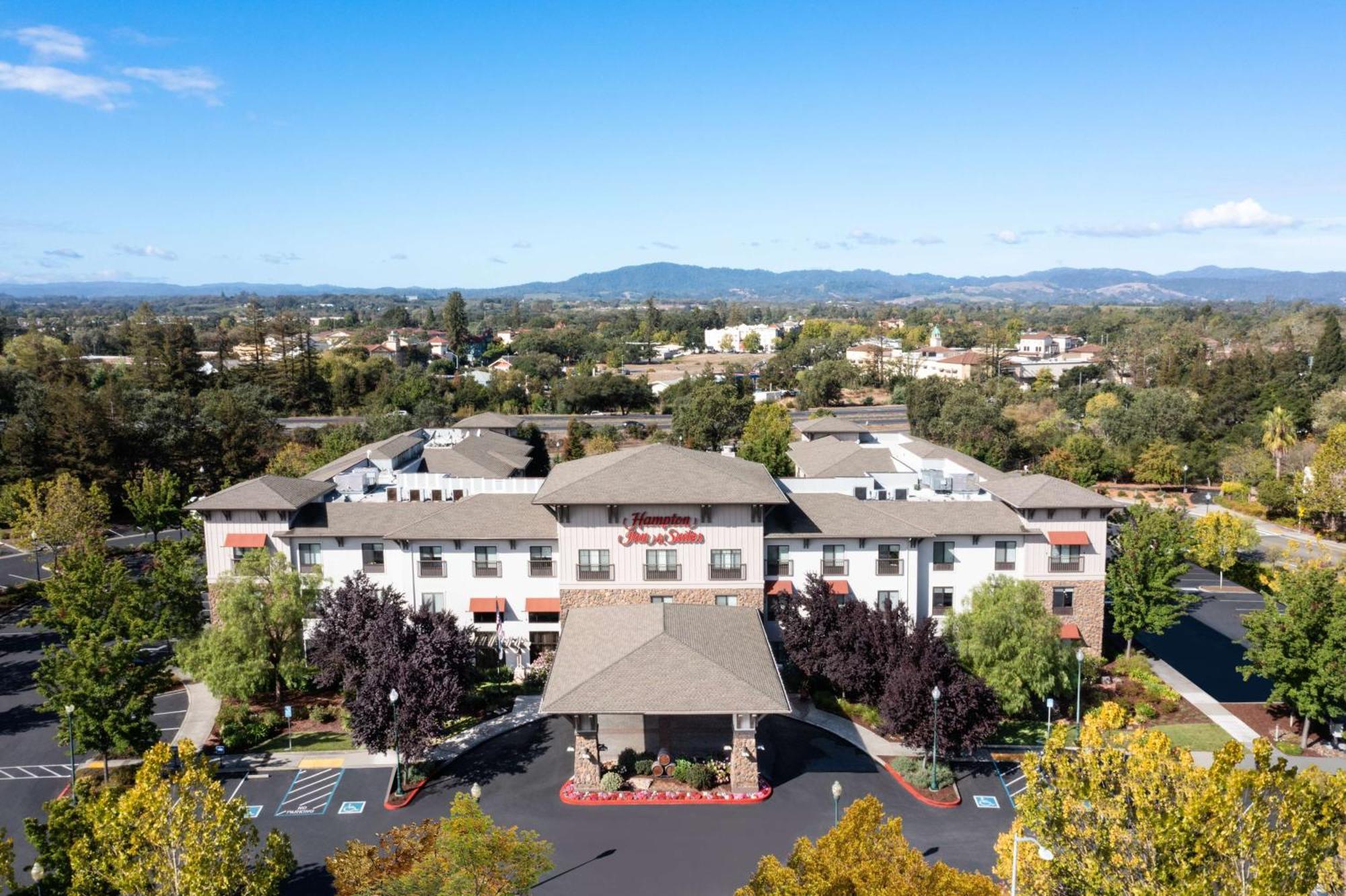Hampton Inn & Suites Windsor-Sonoma Wine Country Екстер'єр фото