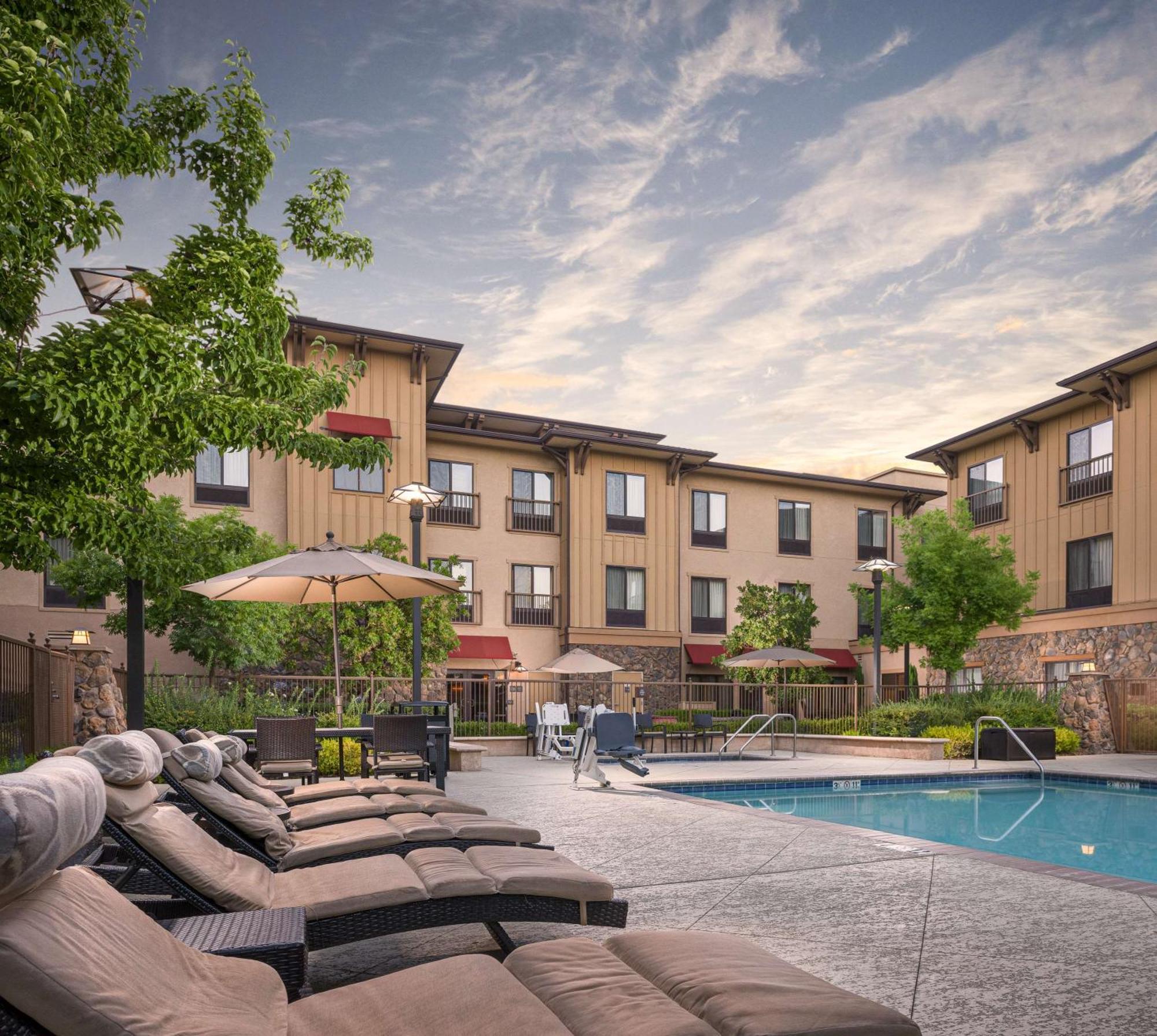 Hampton Inn & Suites Windsor-Sonoma Wine Country Екстер'єр фото