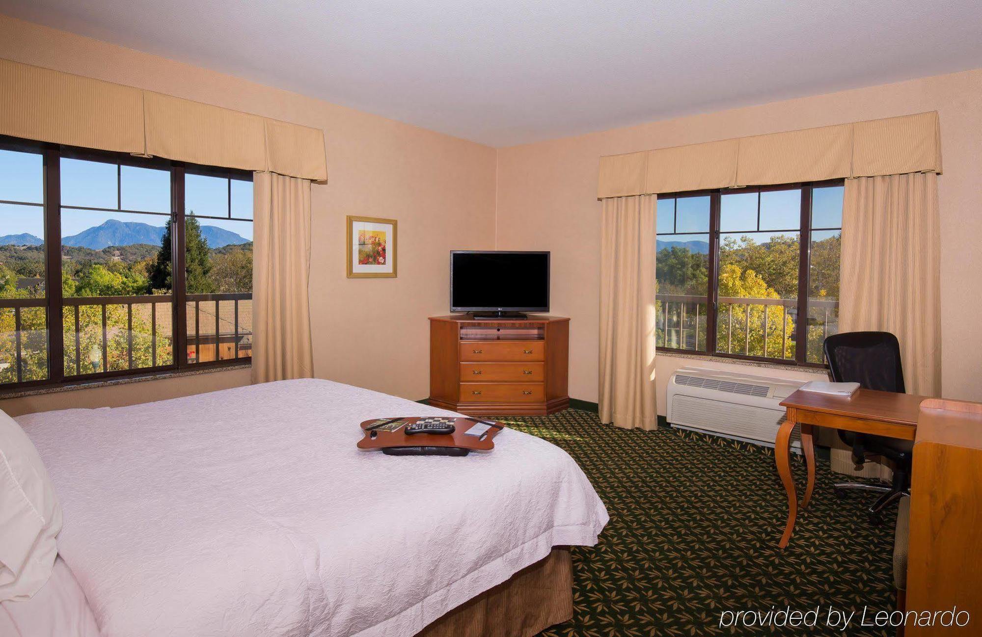 Hampton Inn & Suites Windsor-Sonoma Wine Country Екстер'єр фото